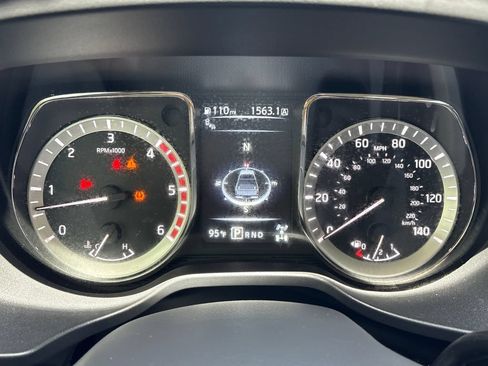 Used 2017 Nissan Titan SV AWD/4WD image 19