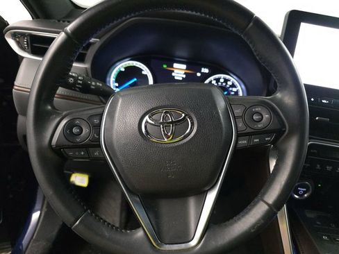 Used 2023 Toyota Venza XLE image 5