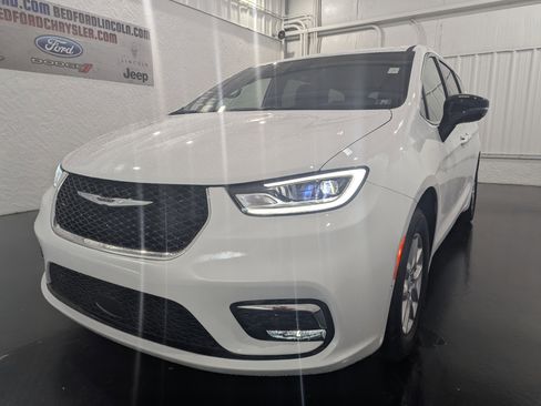 New 2026 Chrysler Pacifica Select image 3