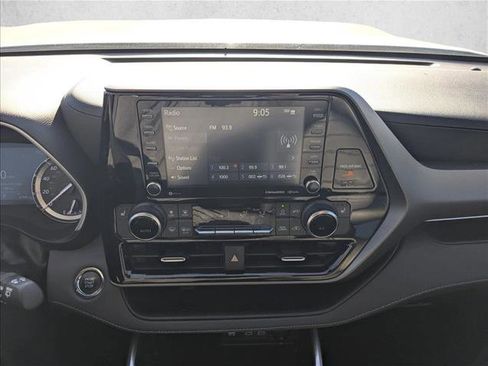 Used 2022 Toyota Highlander XLE image 12