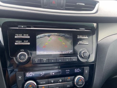 Used 2016 Nissan Rogue SV FWD image 27