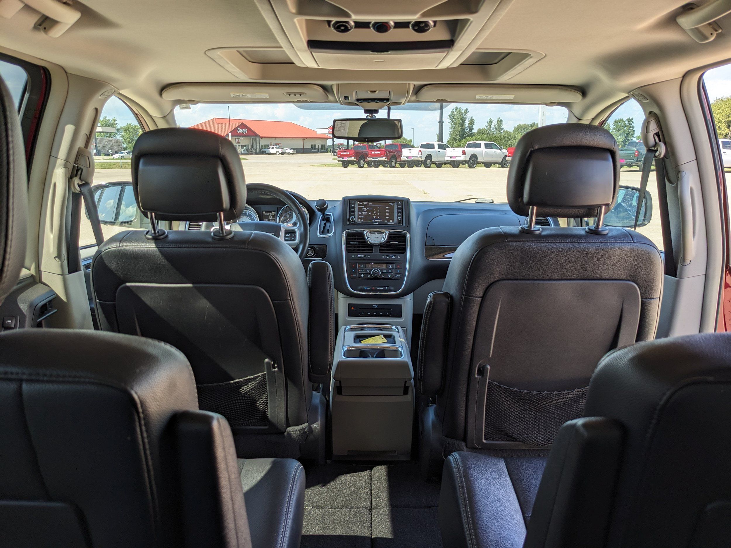 Used 2016 Chrysler Town & Country Touring-L FWD image 44