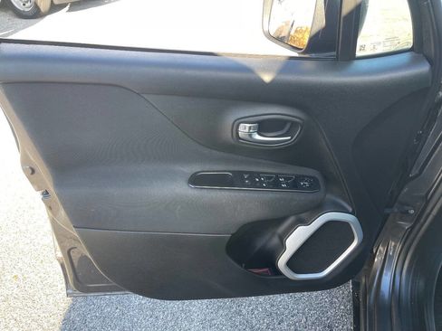 Used 2018 Jeep Renegade Latitude image 22