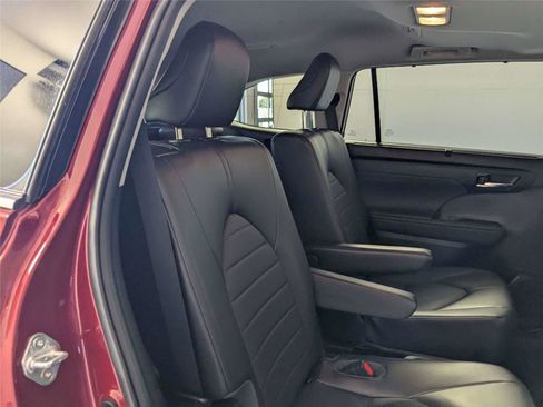 Used 2022 Toyota Highlander XLE image 29