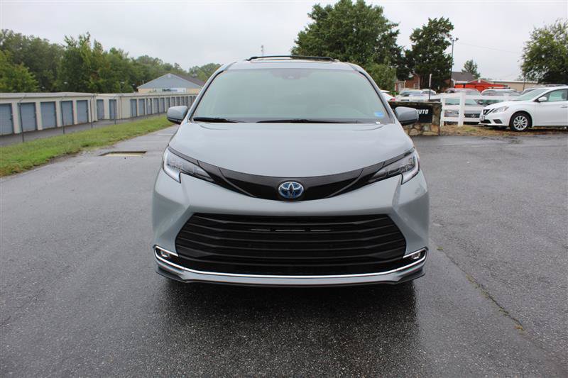 Used 2025 Toyota Sienna XLE Woodland Edition AWD/4WD image 2