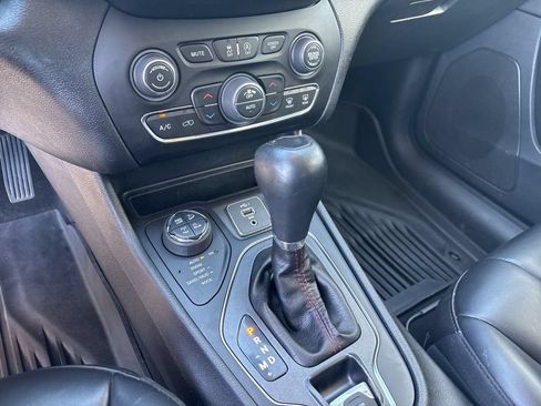 Used 2020 Jeep Cherokee Trailhawk AWD/4WD image 10