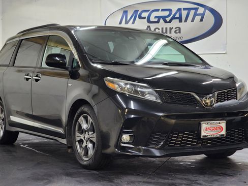 Used 2019 Toyota Sienna SE w/ SE Preferred Package image 2