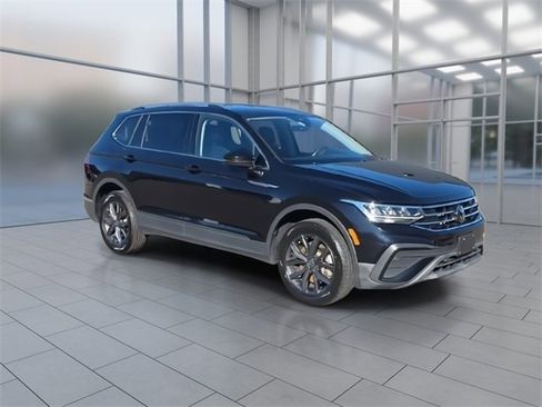 Used 2023 Volkswagen Tiguan SE image 2