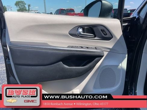 Used 2023 Chrysler Pacifica Touring-L FWD image 15