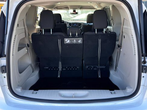 Used 2020 Chrysler Pacifica Touring image 8