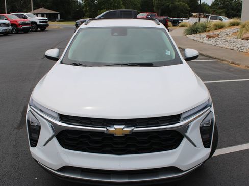 Used 2024 Chevrolet Trax LT w/ Driver Confidence Package FWD image 3