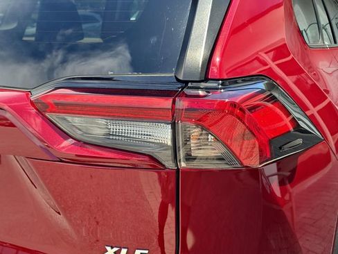 Used 2020 Toyota RAV4 XLE w/ Convenience Package FWD image 8