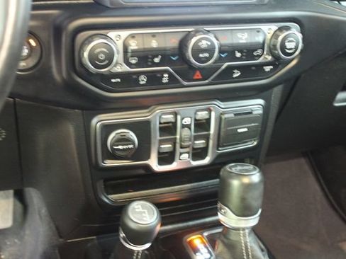 Used 2019 Jeep Wrangler Unlimited Sahara w/ Uconnect 4C Nav & Sound Group AWD/4WD image 20