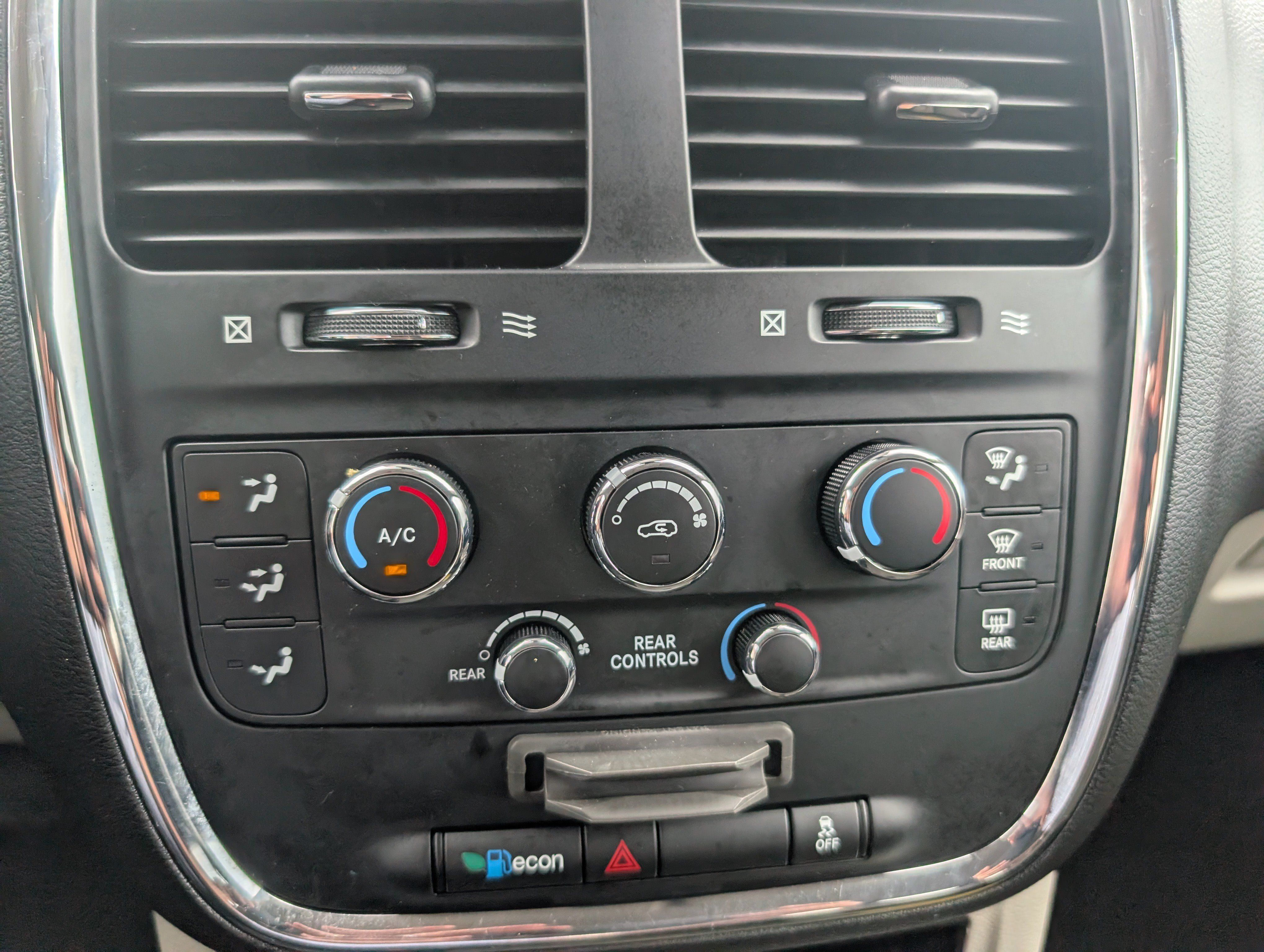 Used 2018 Dodge Grand Caravan SE w/ UConnect Hands-Free Group FWD image 19