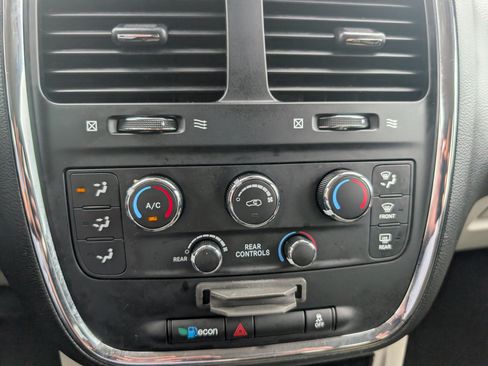 Used 2018 Dodge Grand Caravan SE w/ UConnect Hands-Free Group FWD image 19