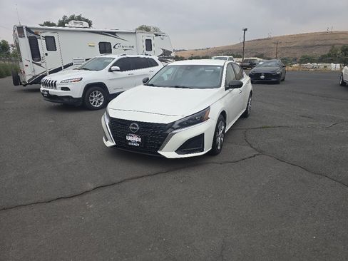 Used 2024 Nissan Altima 2.5 S FWD image 2