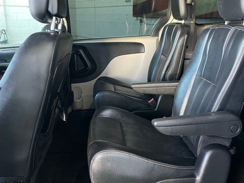 Used 2015 Chrysler Town & Country Touring image 13