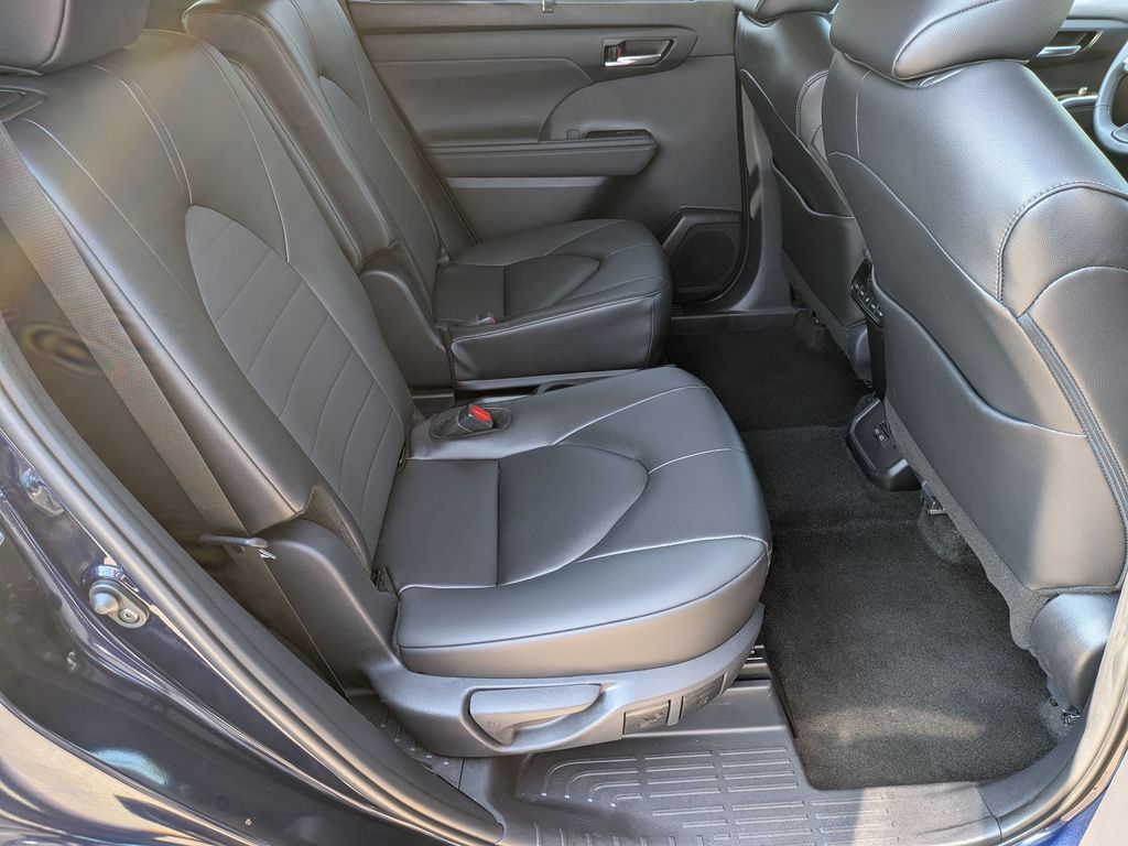 Used 2026 Toyota Highlander XLE AWD/4WD image 18