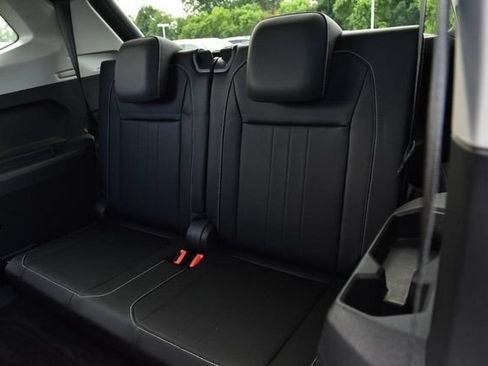 Used 2023 Volkswagen Tiguan SE w/ Panoramic Sunroof Package FWD image 24