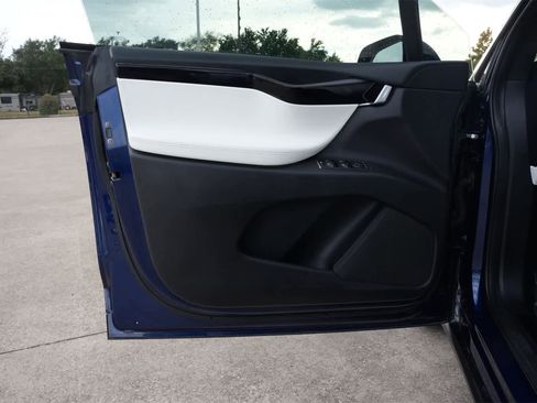 Used 2019 Tesla Model X 75D image 18