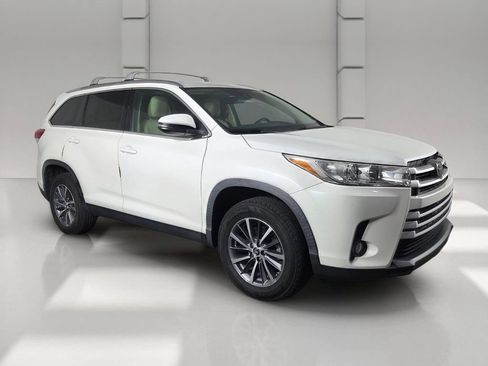 Used 2019 Toyota Highlander XLE FWD image 2