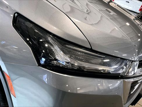 Used 2023 Chevrolet Traverse LT image 34