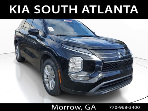 Used 2025 Mitsubishi Outlander SE image 1