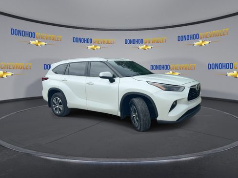Used 2023 Toyota Highlander XLE AWD/4WD image 5