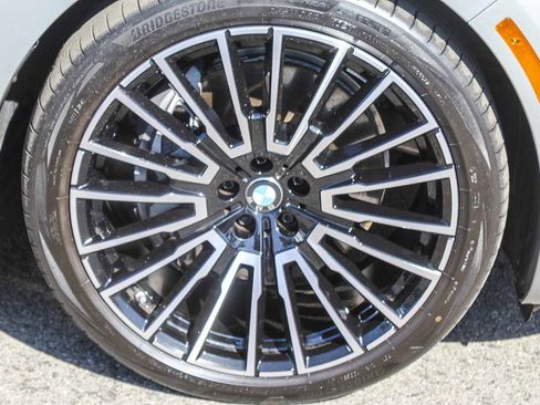 Certified 2025 BMW i7 eDrive50 w/ Premium Package image 10