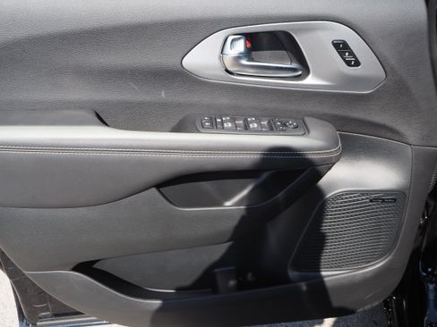 New 2026 Chrysler Pacifica Limited w/ Uconnect Theater Family Group image 25