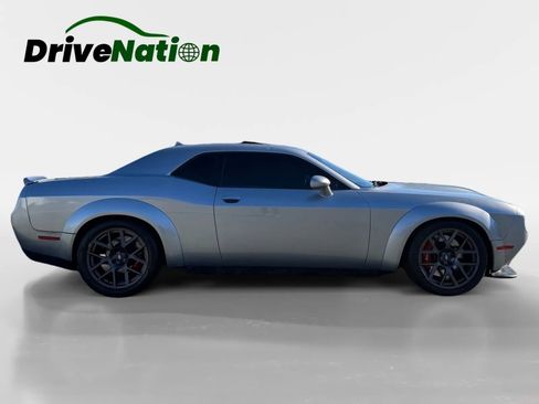 Used 2015 Dodge Challenger SRT image 4