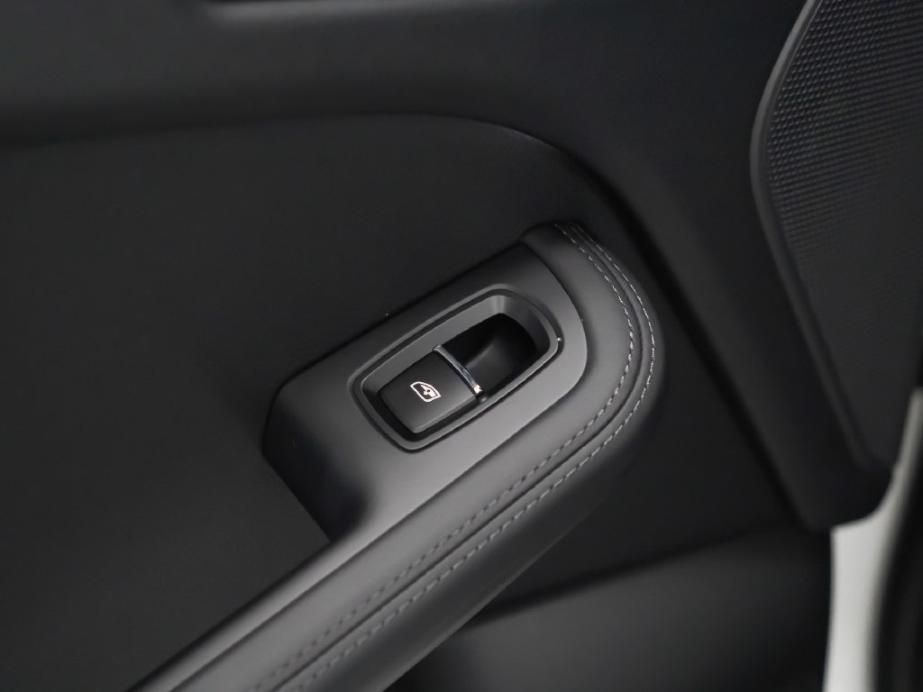 Certified 2026 Porsche Macan Turbo AWD/4WD image 16