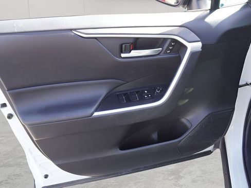 Used 2021 Toyota RAV4 XLE Premium image 15