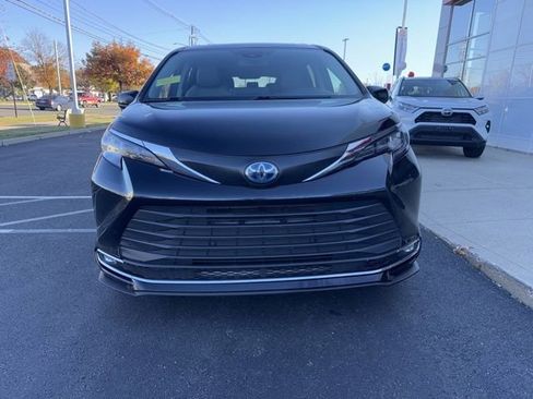 Used 2024 Toyota Sienna XLE image 2