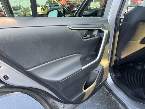 Used 2022 Toyota RAV4 LE AWD/4WD image 10