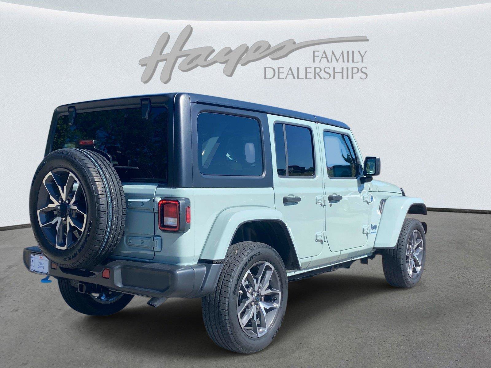 Used 2024 Jeep Wrangler Unlimited w/ Convenience Group AWD/4WD image 3