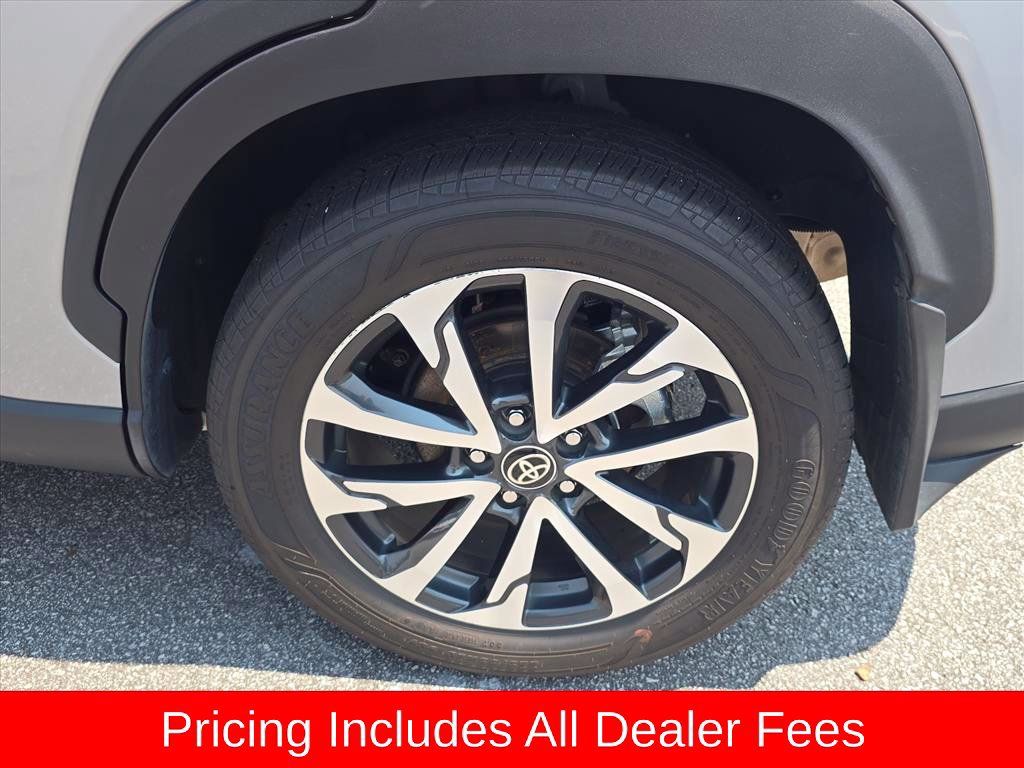 Used 2024 Toyota Corolla Cross XLE w/ Convenience Package AWD/4WD image 15
