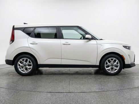 Used 2025 Kia Soul LX w/ LX Technology Package FWD image 11