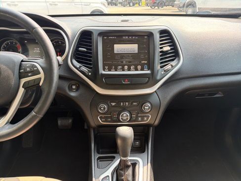 Used 2017 Jeep Cherokee Limited FWD image 17