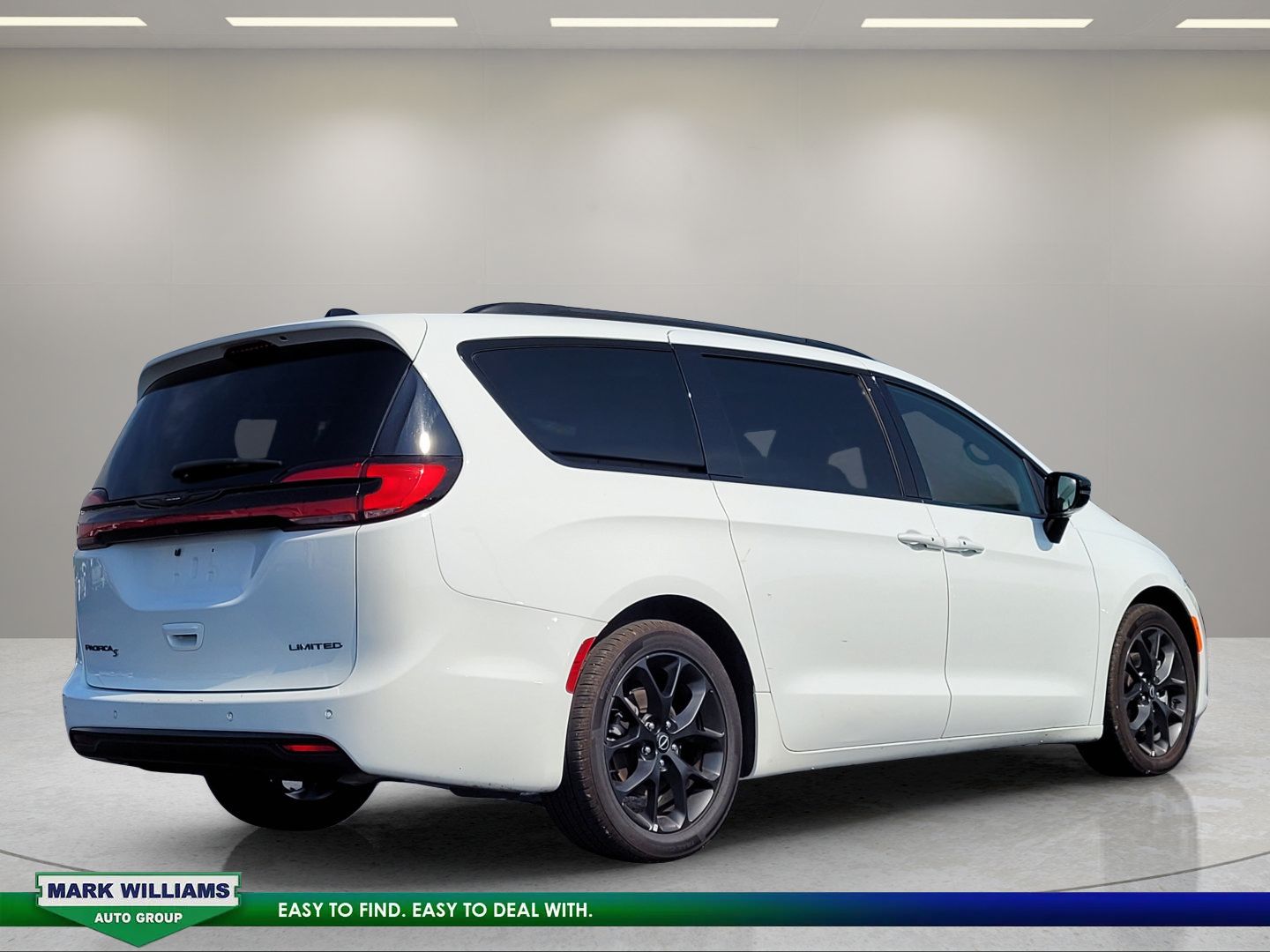 Used 2025 Chrysler Pacifica Limited FWD image 4