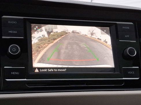 Used 2021 Volkswagen Jetta SE w/ SE Cold Weather Package image 16