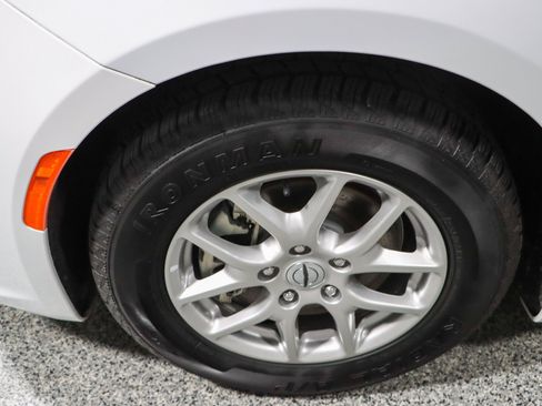 Used 2023 Chrysler Pacifica Touring-L FWD image 11