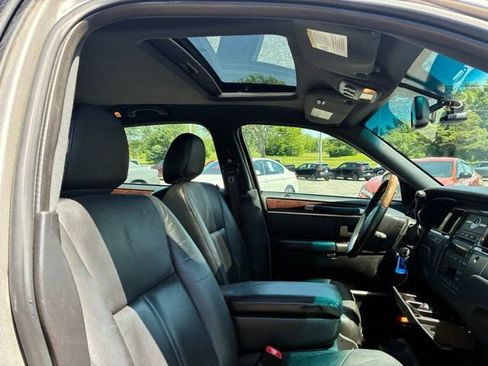 Used 2006 Lincoln Town Car Signature Limited RWD image 17