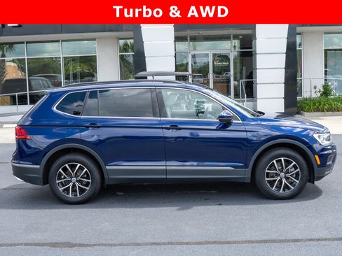 Used 2021 Volkswagen Tiguan SE w/ Panoramic Sunroof Package image 2