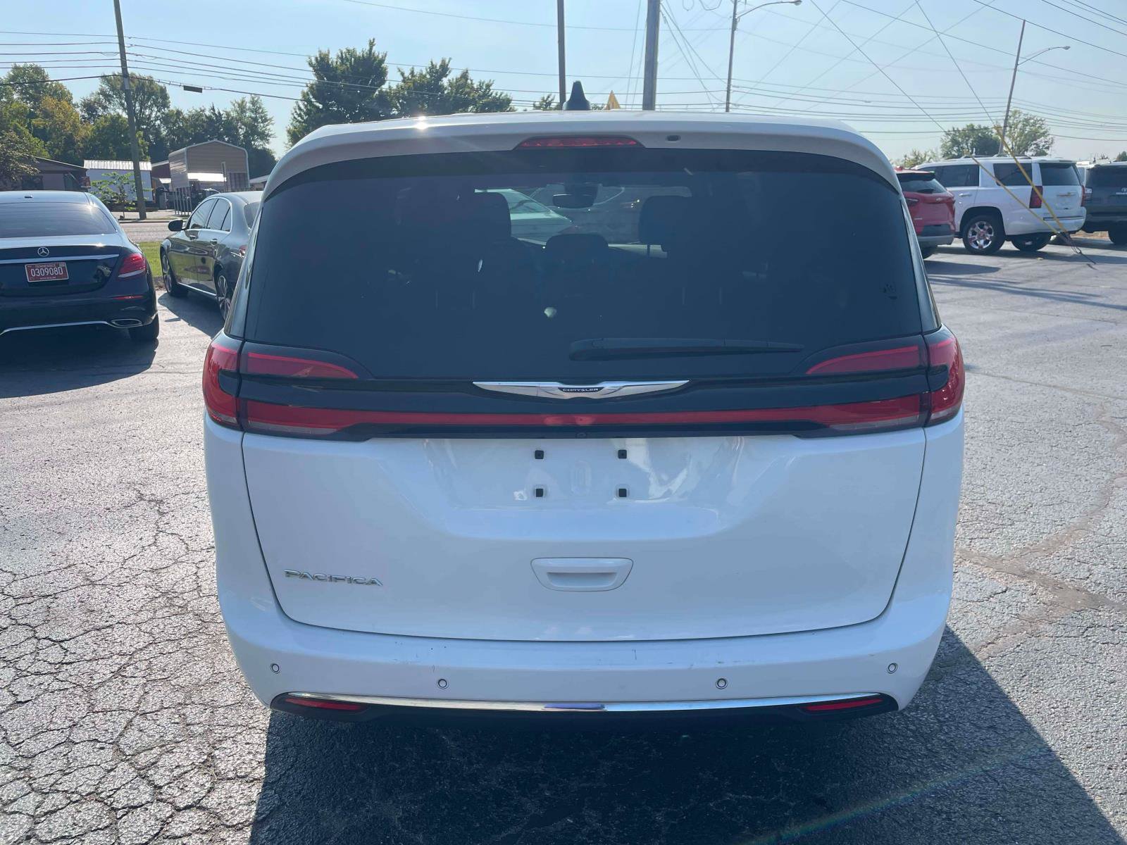 Used 2023 Chrysler Pacifica Touring FWD image 7