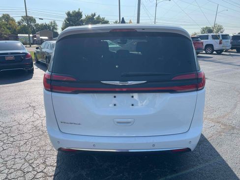 Used 2023 Chrysler Pacifica Touring FWD image 7