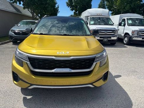 Used 2023 Kia Seltos S w/ Navigation Package FWD image 2