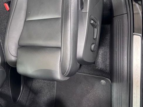Certified 2025 Volvo XC40 B5 Plus AWD/4WD image 11