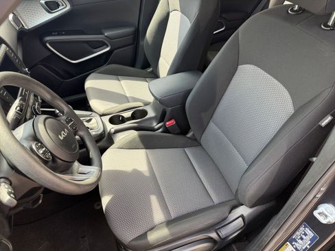 Used 2025 Kia Soul LX w/ LX Technology Package FWD image 34