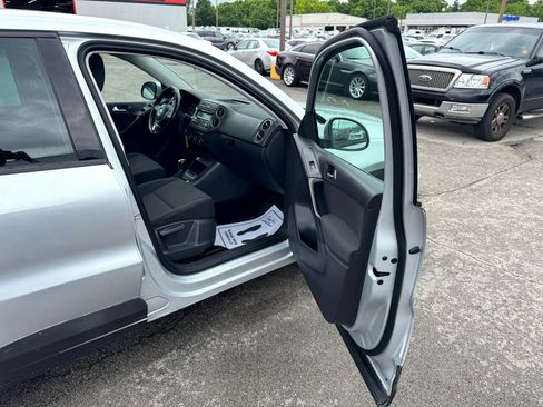 Used 2013 Volkswagen Tiguan S image 9